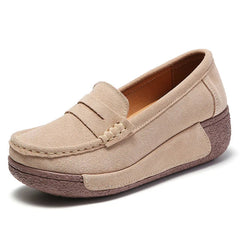 Damen-Wildleder-Loafer mit Keilsohle und Penny-Verarbeitung, Beige
