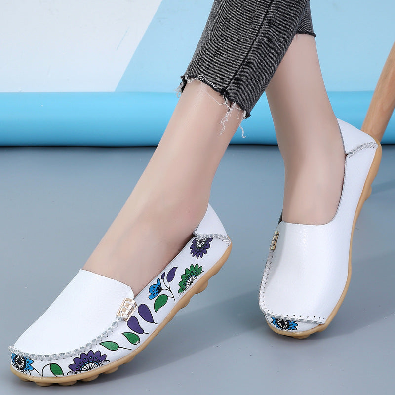 Schlupfmokassins aus Leder mit Blumenmuster für Frauen mit grauem und blauem Hintergrund