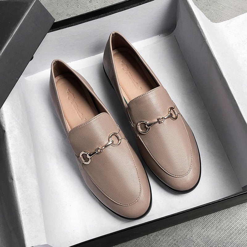 Schlupfmokassins aus Leder mit goldenen Details für Frauen mit einem Schuhkarton als Hintergrund