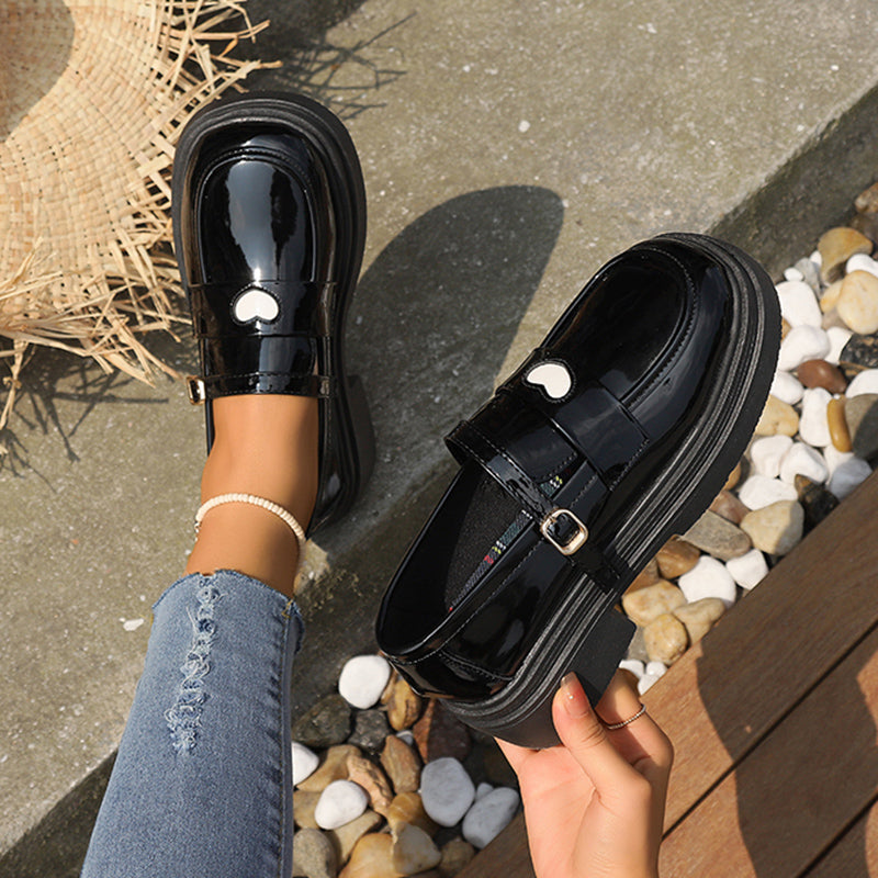 Lackoptik-Loafer für Damen mit Herz-Design