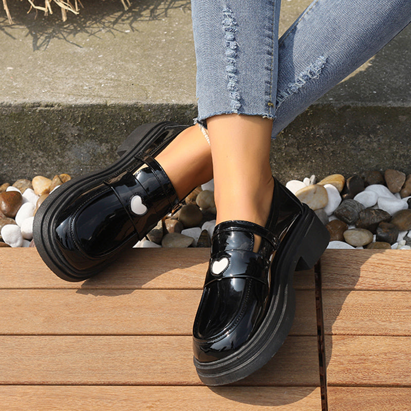 Lackoptik-Loafer für Damen mit Herz-Design