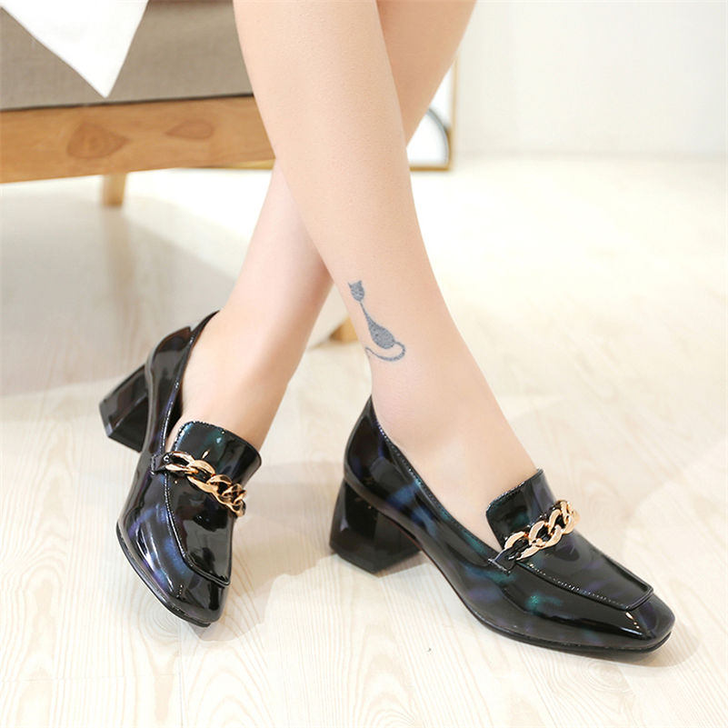 Lackoptik-Loafer mit Absatz und Kettchen für Damen