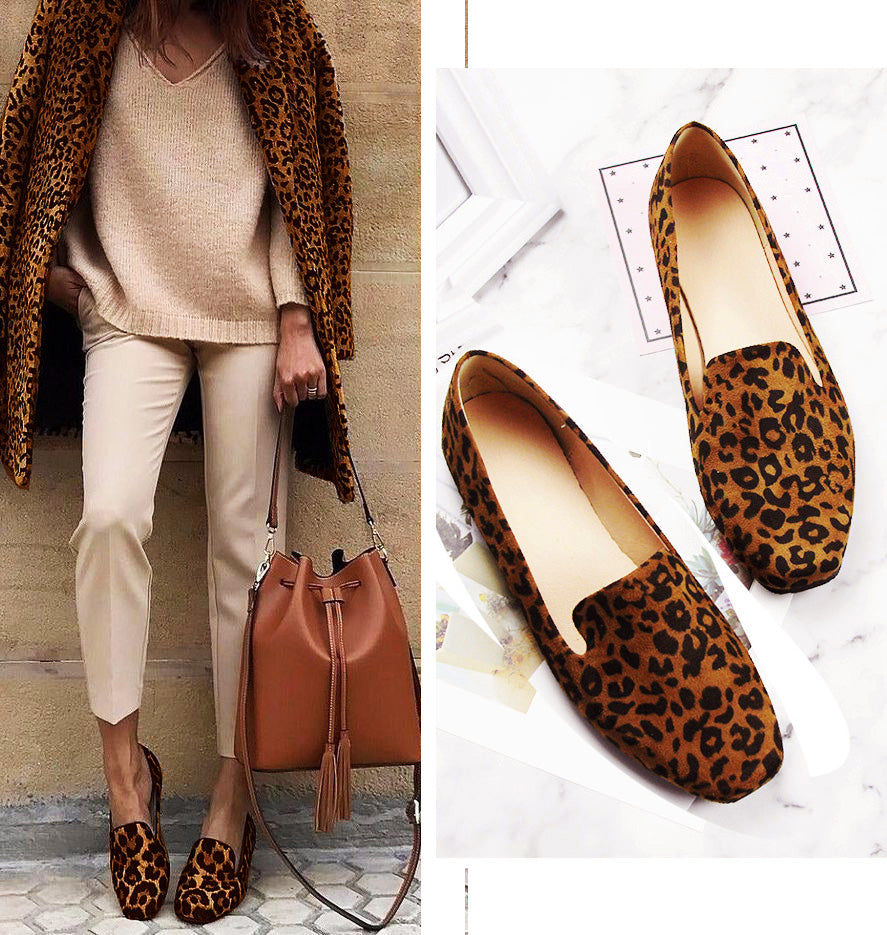 stehende Frau in Beige mit einer Tasche in der Hand und Leopardenmokassins