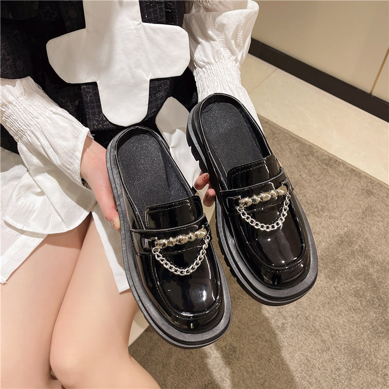 Plateau-Loafer mit silbernen Kettchen für Damen