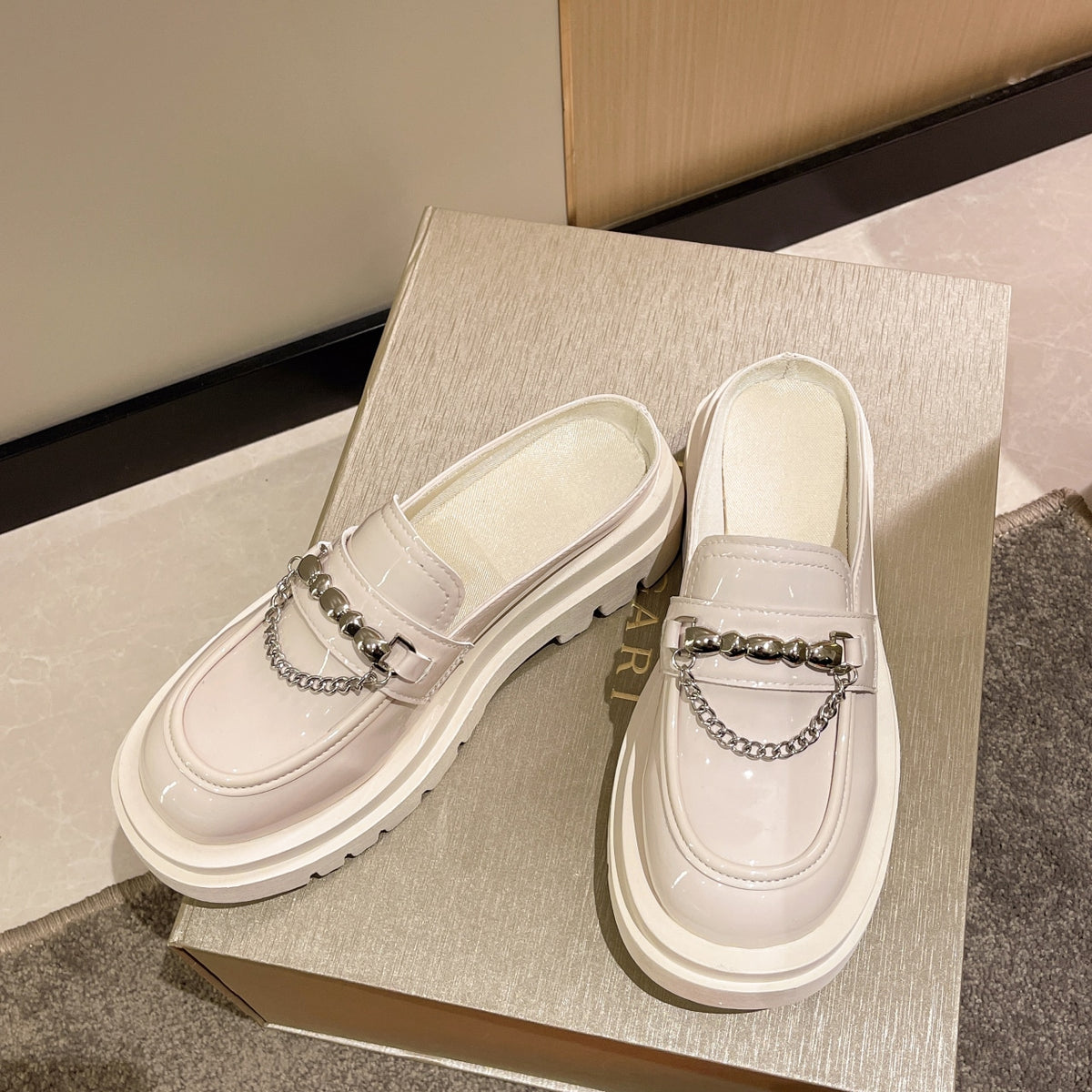 Plateau-Loafer mit silbernen Kettchen für Damen