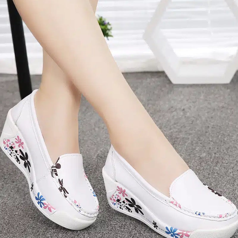 Loafer mit Keilabsatz und Blumenmuster für Damen
