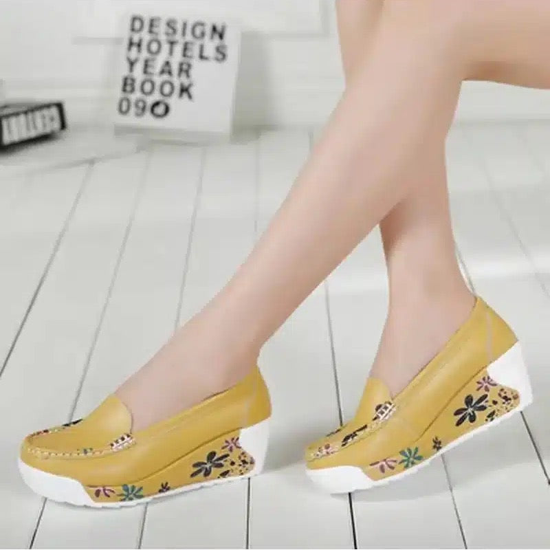 Loafer mit Keilabsatz und Blumenmuster für Damen