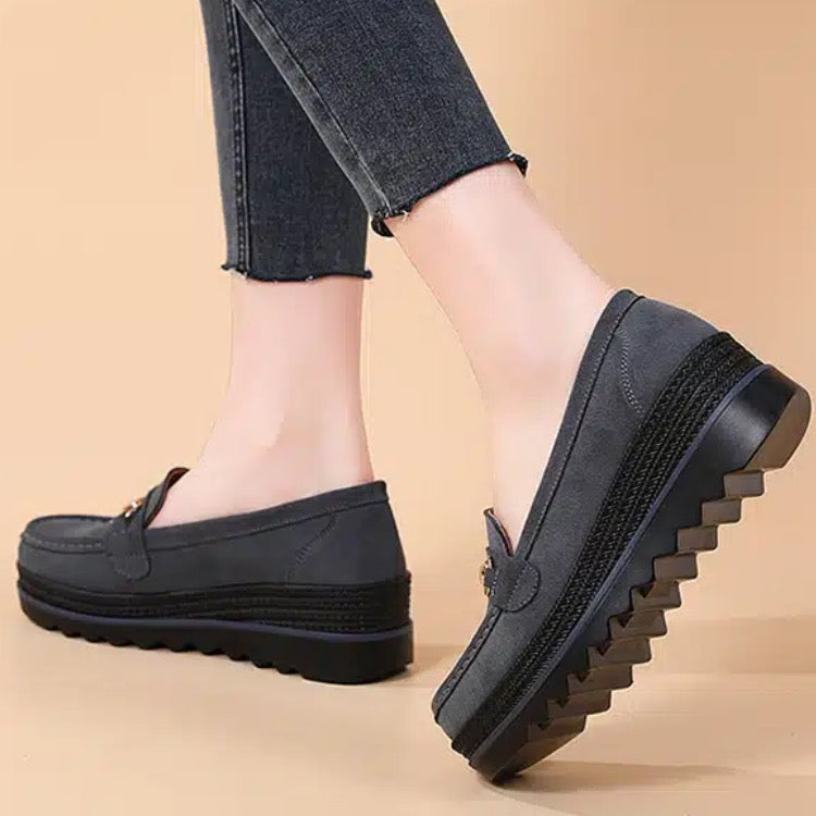 Damen-Loafer mit Keilsohle und metallischen Zierelementen