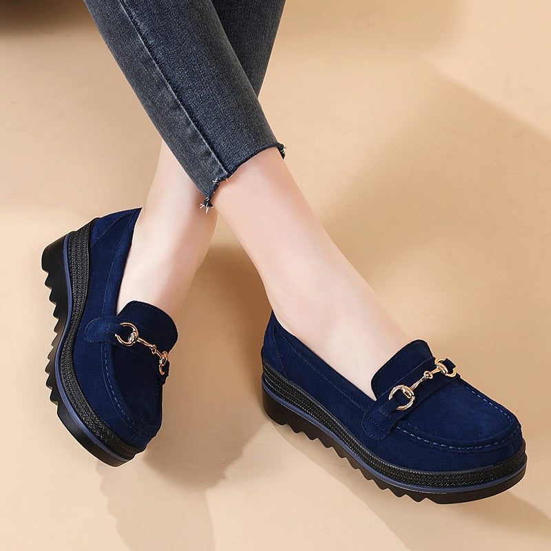 Damen-Loafer mit Keilsohle und metallischen Zierelementen