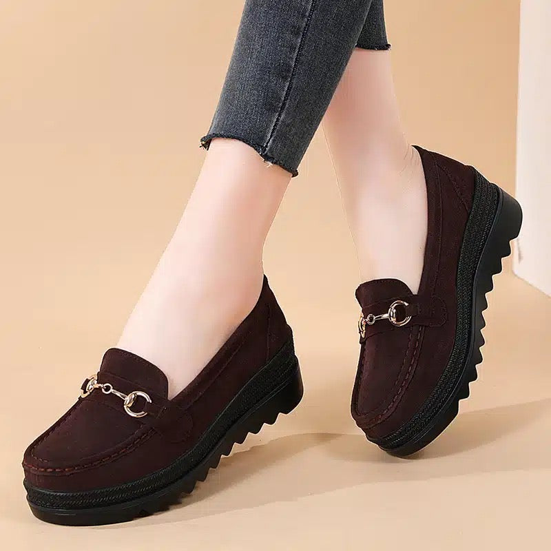 Damen-Loafer mit Keilsohle und metallischen Zierelementen