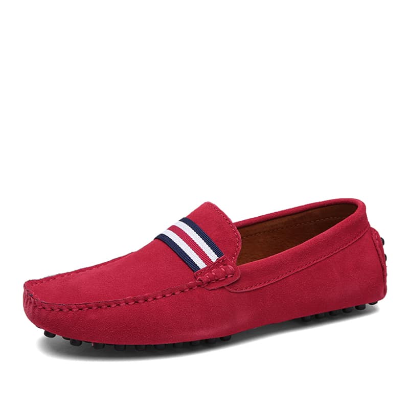 Roter Mokassin mit blauen, roten und weißen Streifen auf der Vorderseite.