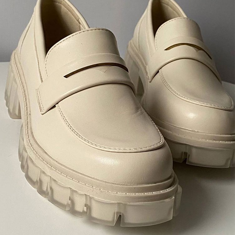Einfache Loafer mit Absatz und dicker Sohle