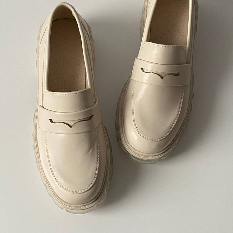 Einfache Loafer mit Absatz und dicker Sohle
