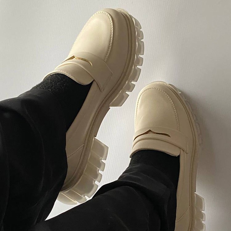 Einfache Loafer mit Absatz und dicker Sohle