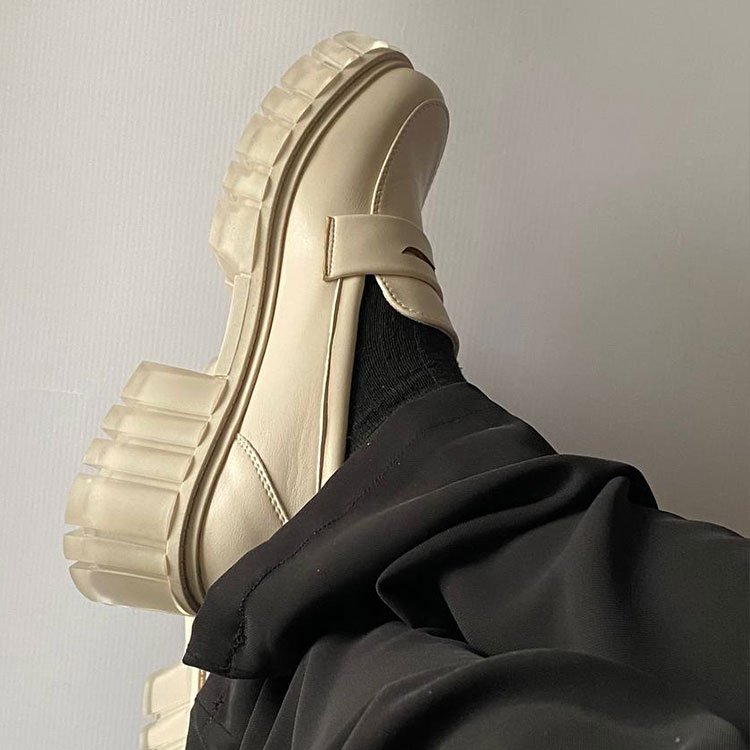 Einfache Loafer mit Absatz und dicker Sohle
