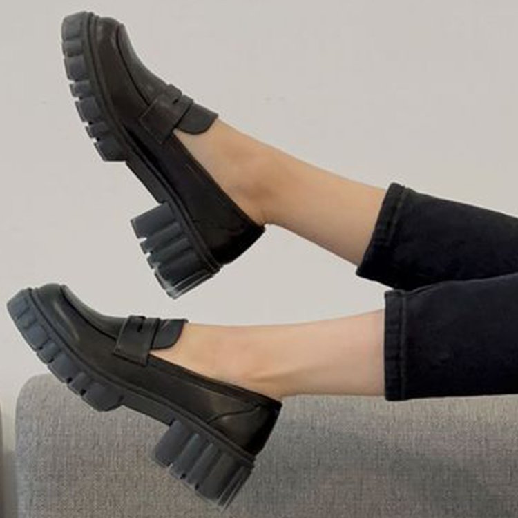 Einfache Loafer mit Absatz und dicker Sohle