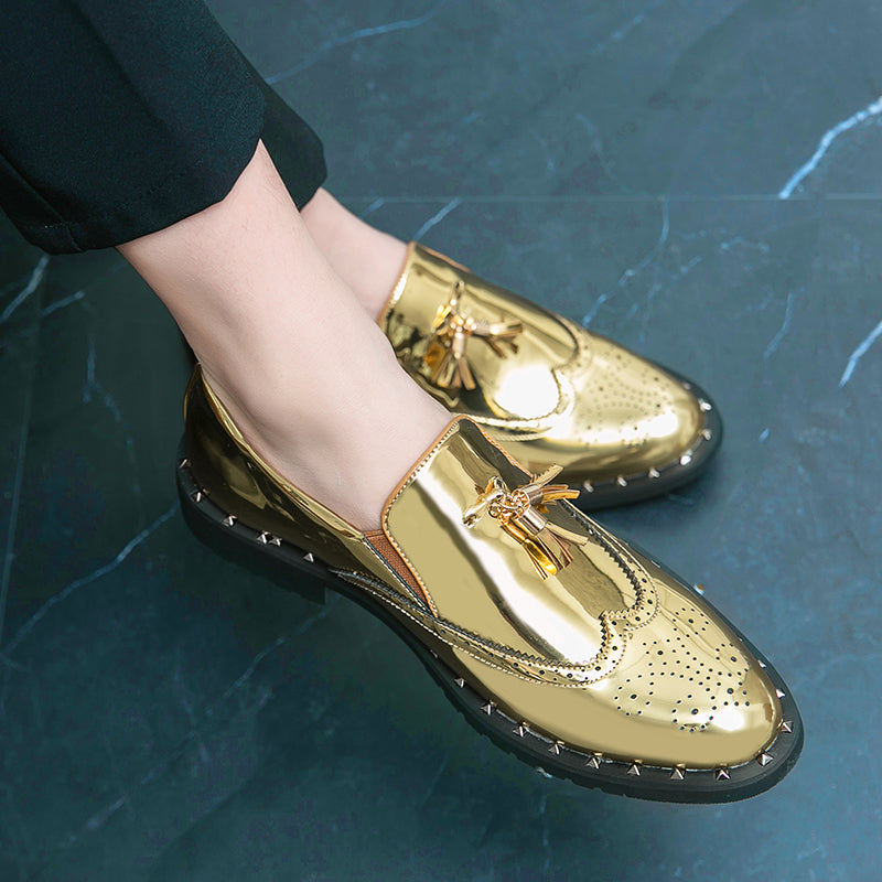 Elegante goldene Mokassins für Männer mit schwarzem Karomuster im Hintergrund