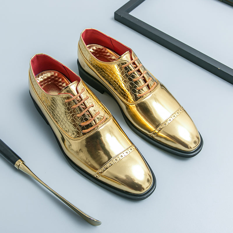 Elegante goldene Mokassins mit Schlangendesign für Herren mit blaugrauem Hintergrund