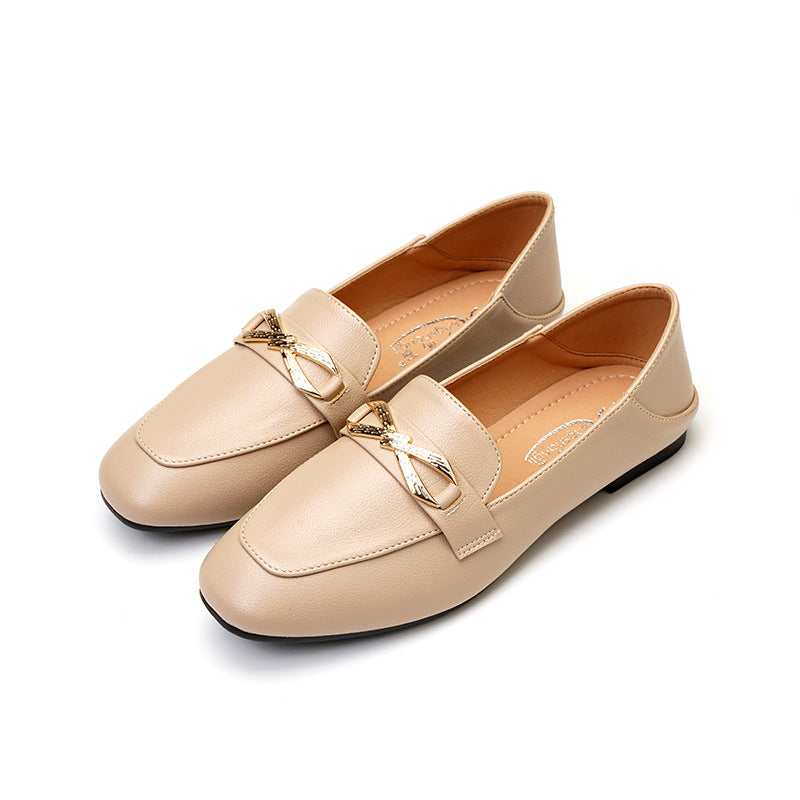 Elegante Mokassins aus Leder mit goldener Fliege für Damen in Beige mit weißem Hintergrund