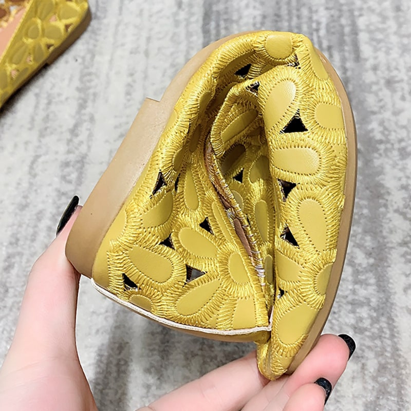 Weiche, durchbrochene Loafer mit Blumenmuster