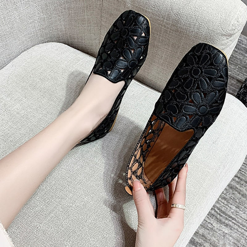 Weiche, durchbrochene Loafer mit Blumenmuster