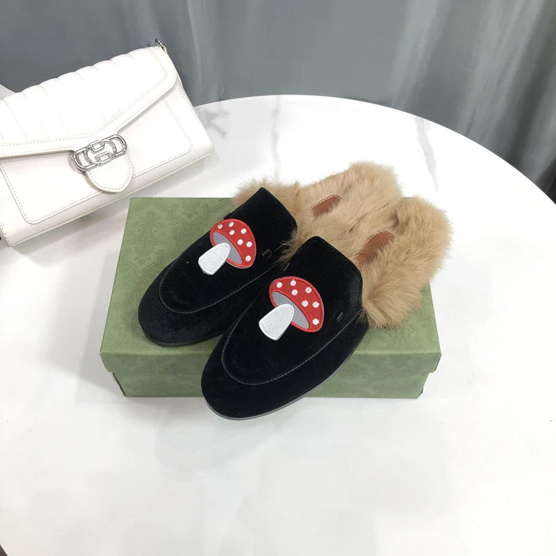 Gefütterte Damen-Hausschuhe mit Pilzmotiv, Farbe Schwarz Samt, Ansicht 1