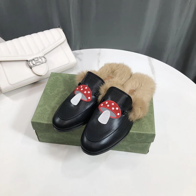 Gefütterte Damen-Hausschuhe mit Pilzmotiv, Farbe Schwarz Leder, Ansicht 2