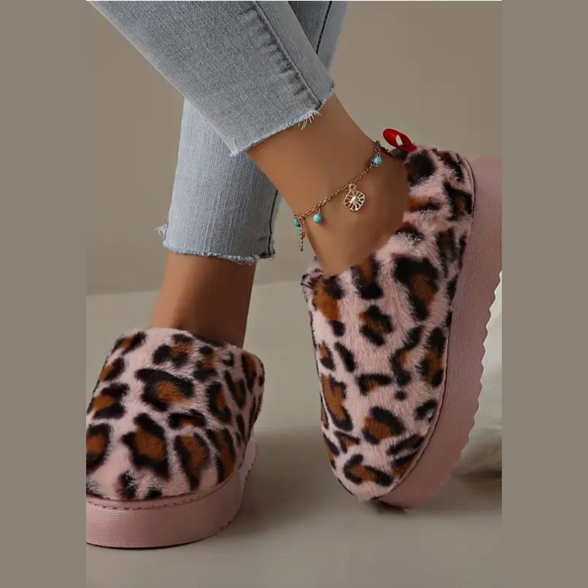 Paar Mokassin-Mules mit Leoparden-Print