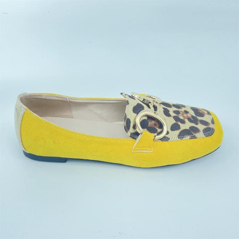 Flache gelbe Loafer mit Leopardenmuster und goldener Schnalle für Damen