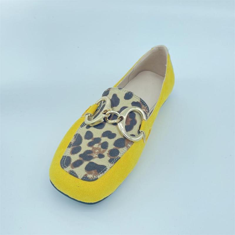 Flache gelbe Loafer mit Leopardenmuster und goldener Schnalle für Damen