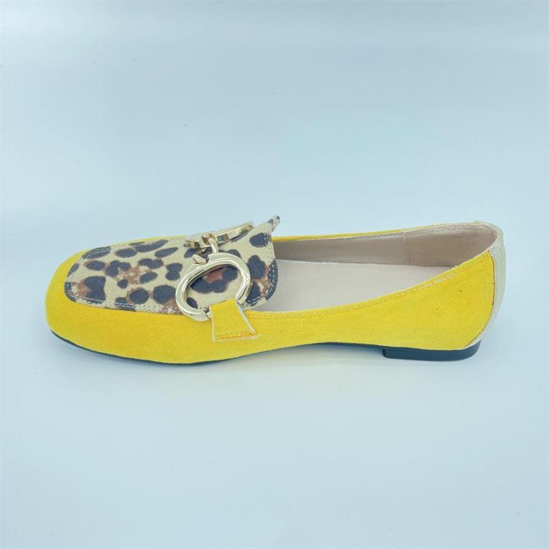 Flache gelbe Loafer mit Leopardenmuster und goldener Schnalle für Damen