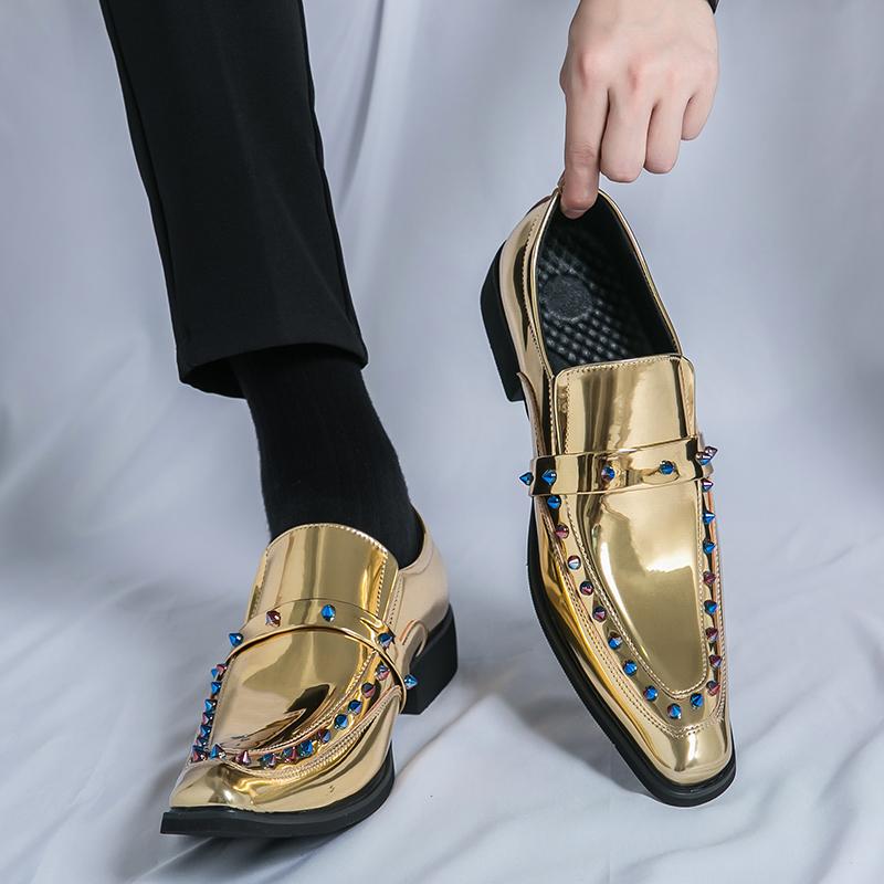 Goldene Mokassins im luxuriösen Brogue-Stil für Männer mit weißem Hintergrund