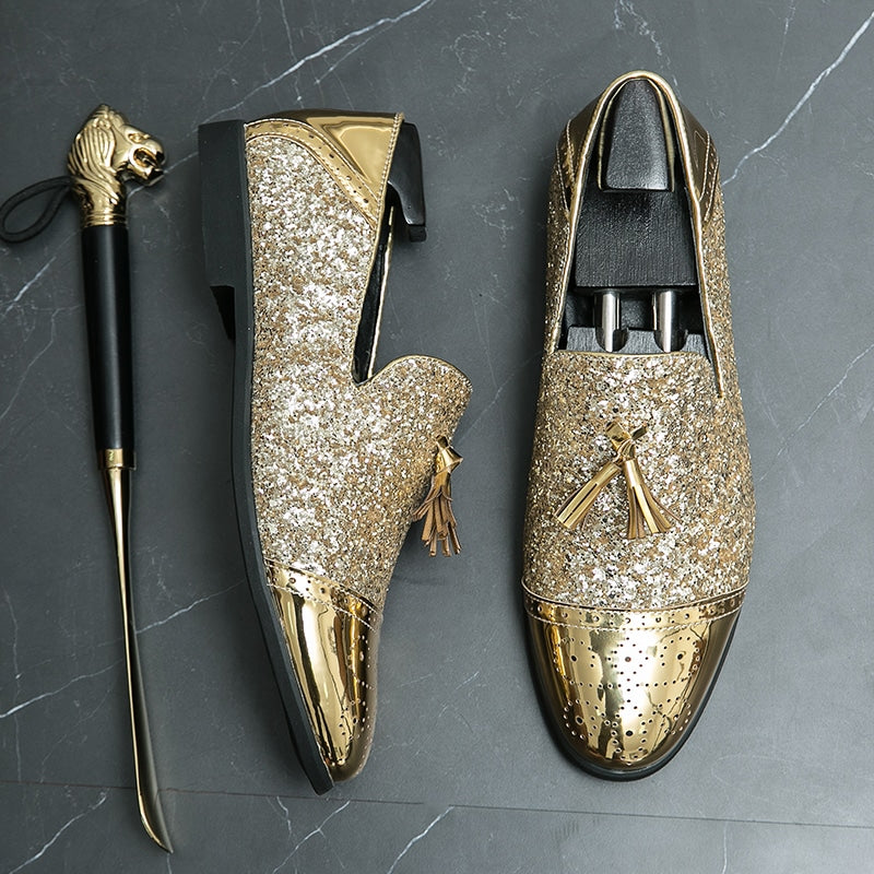 Goldene Lack-Loafer mit Glitzer für festliche Anlässe