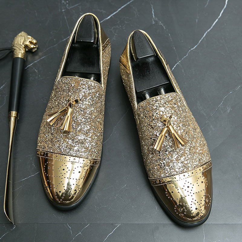 Goldene Lack-Loafer mit Glitzer für festliche Anlässe