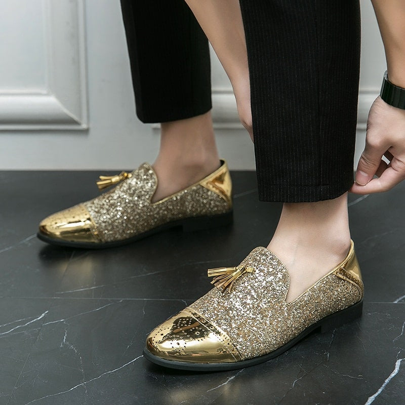 Goldene Lack-Loafer mit Glitzer für festliche Anlässe
