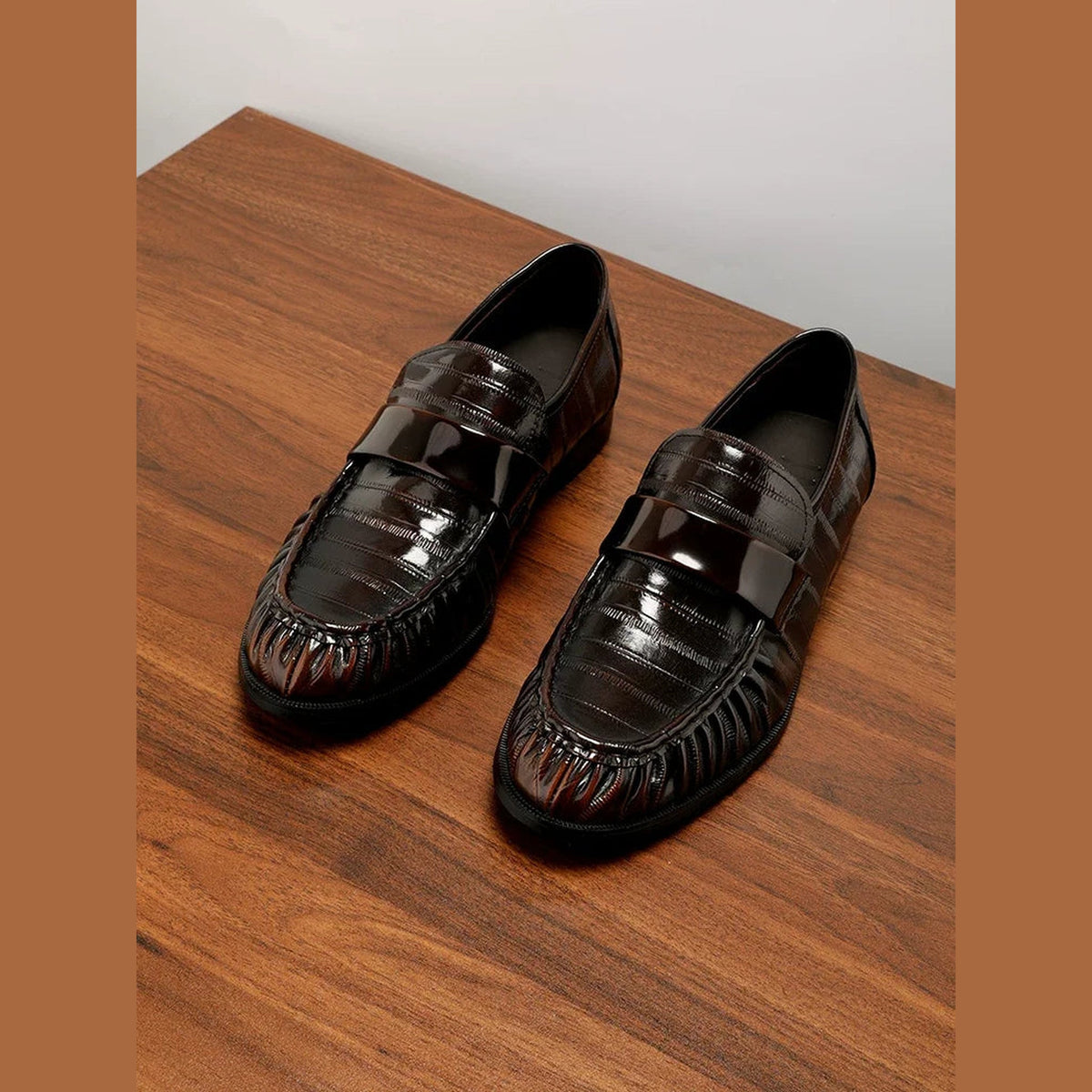 Herren Lederloafer in Aalhaut-Optik in Schwarz, Ansicht 1