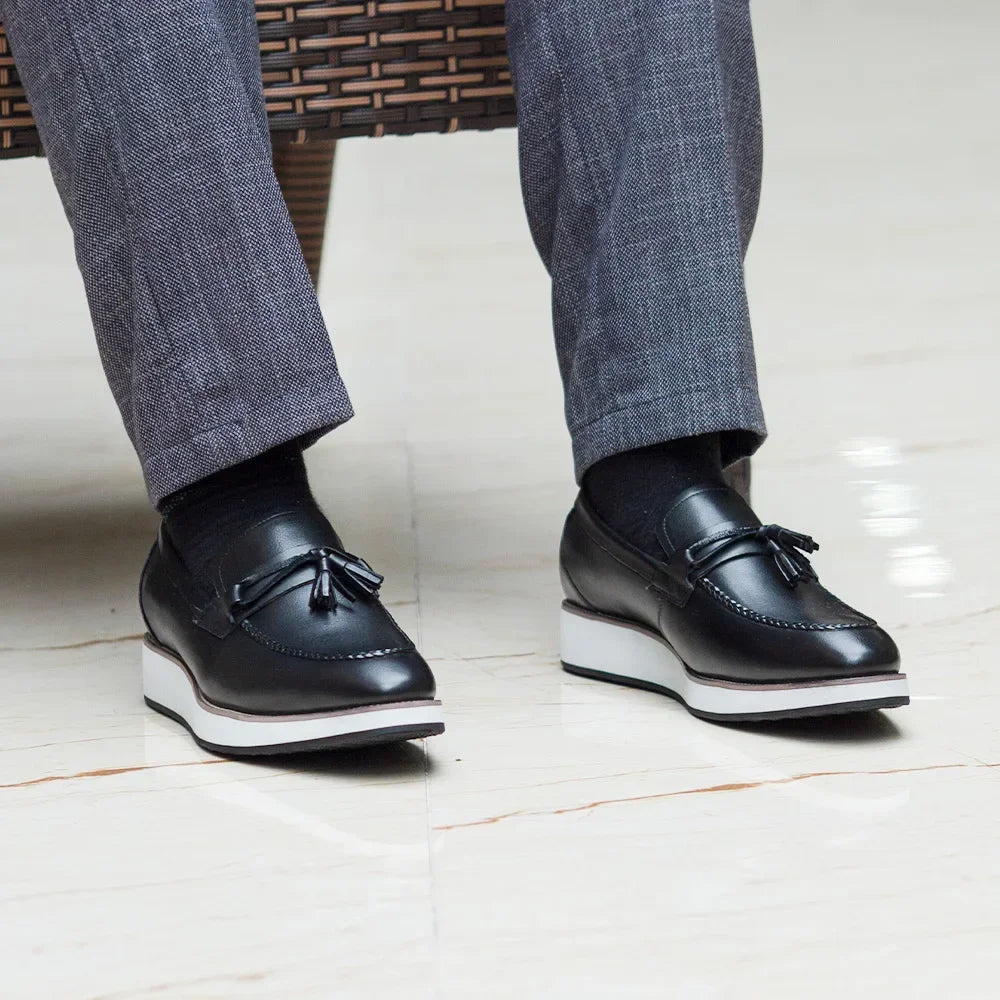 Herren Loafer mit weißer Sohle und Quasten in Schwarz