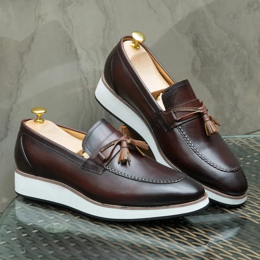 Kontrastierende weiße Gummisohle des Herren-Loafers