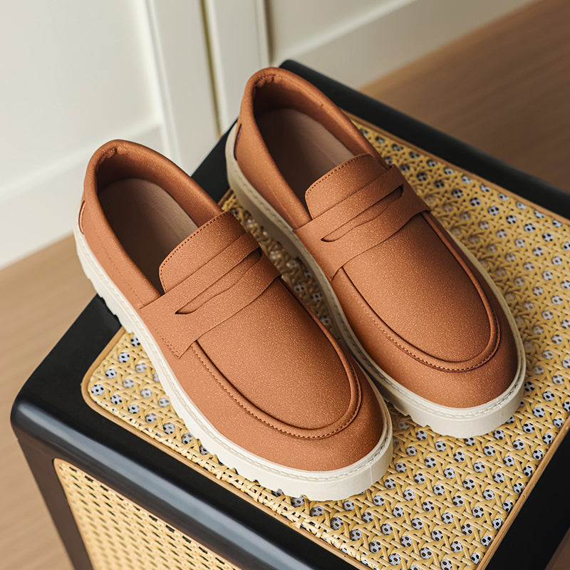 Herren-Mokassin mit weißer Profilsohle aus Flanell in Wildleder-Optik in Camel, Detailansicht