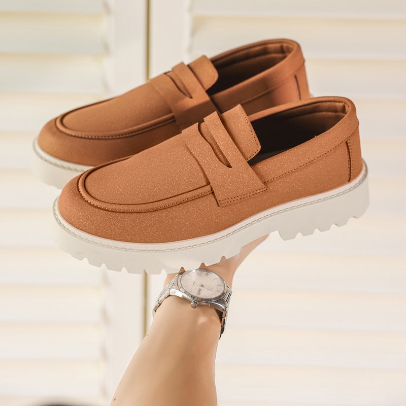 Herren-Mokassin mit weißer Profilsohle aus Flanell in Wildleder-Optik in Camel, Detailansicht