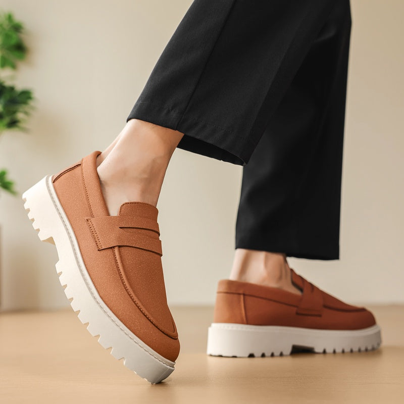 Herren-Mokassin mit weißer Profilsohle aus Flanell in Wildleder-Optik in Camel, Detailansicht