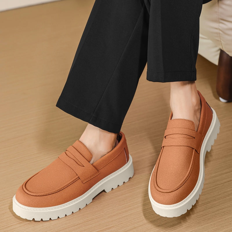 Herren-Mokassin mit weißer Profilsohle aus Flanell in Wildleder-Optik in Camel, Detailansicht