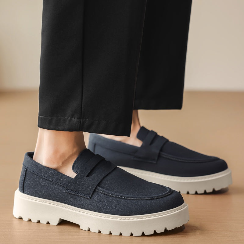 Herren-Mokassin mit weißer Profilsohle aus Flanell in Wildleder-Optik in Marineblau, Detailansicht