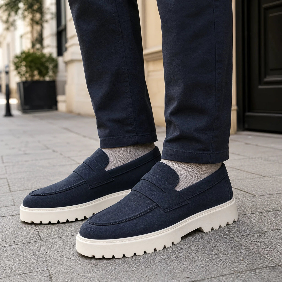 Herren-Mokassin mit weißer Profilsohle aus Flanell in Wildleder-Optik in Marineblau, Detailansicht