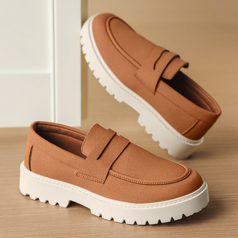 Herren-Mokassin mit weißer Profilsohle aus Flanell in Wildleder-Optik in Camel, Detailansicht