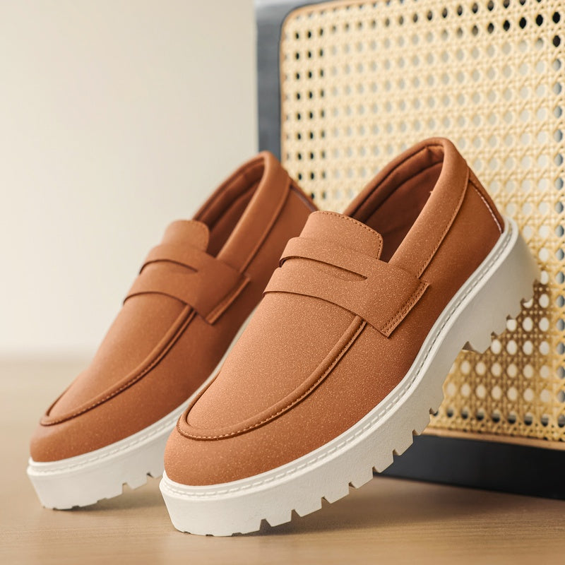 Herren-Mokassin mit weißer Profilsohle aus Flanell in Wildleder-Optik in Camel, Detailansicht