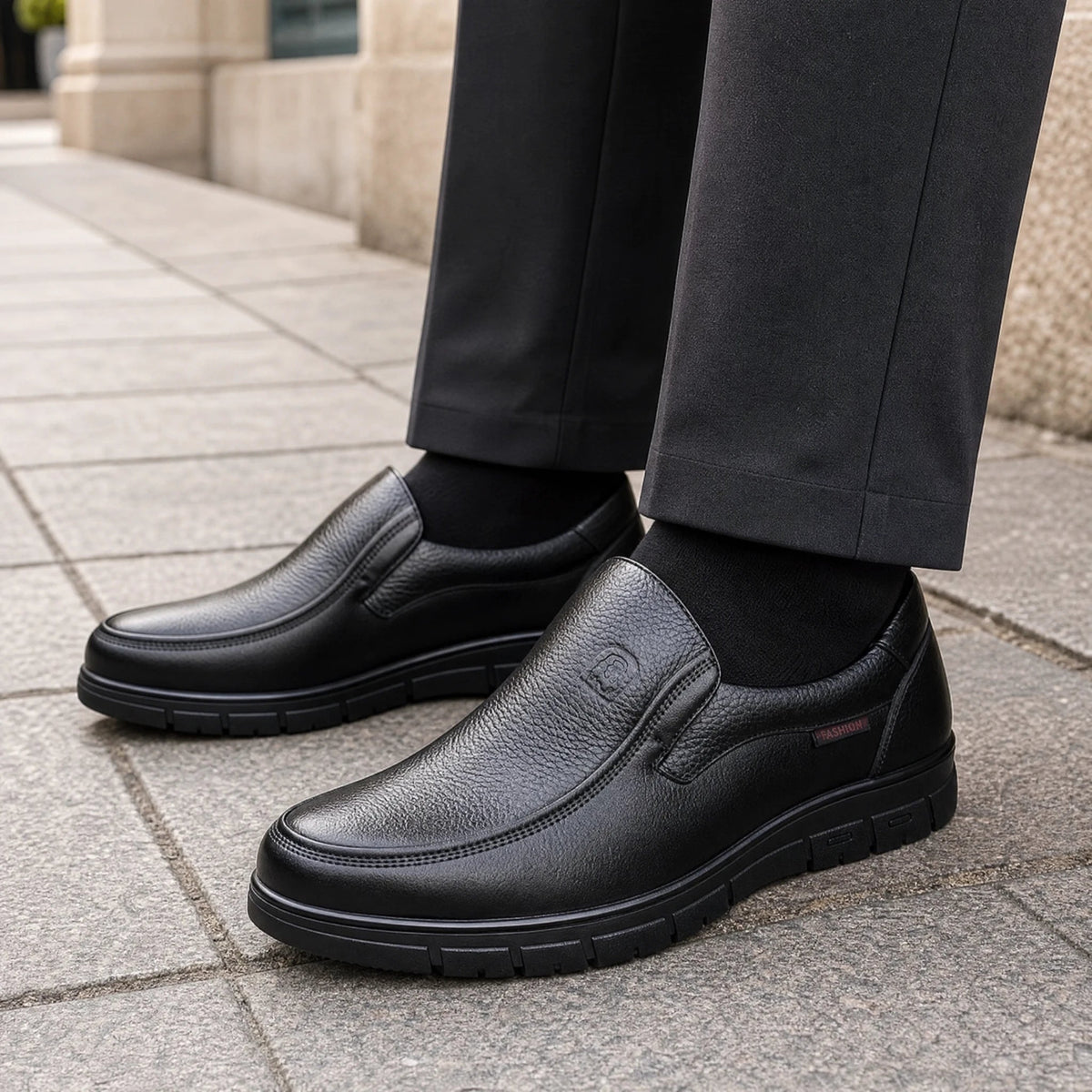 Orthopädische Herren Mokassins in Schwarz, Dreiviertelansicht Bild