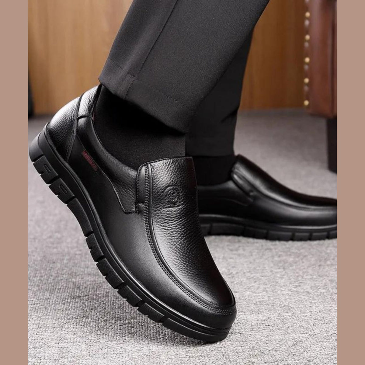 Schwarze Herren Mokassins von hinten mit Ferse