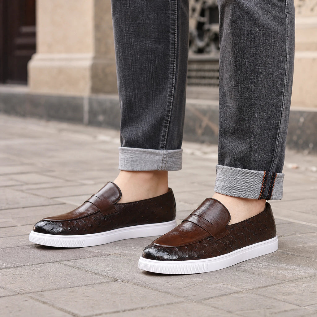 Herren-Mokassins mit weißer Sohle und Straußenmuster in Schwarz, Detailansicht