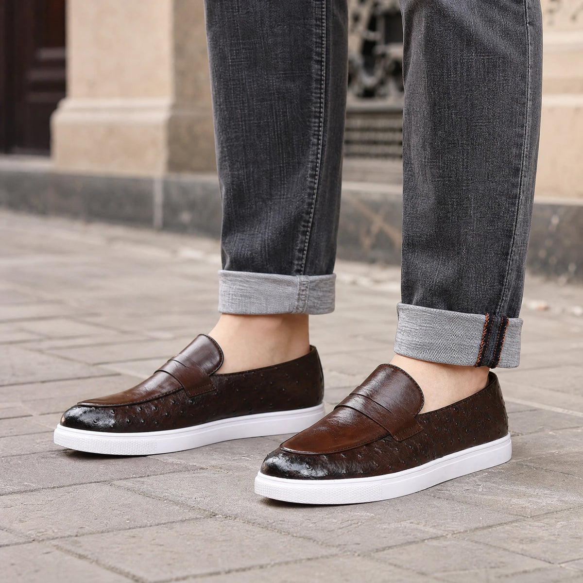 Herren-Mokassins mit weißer Sohle und Straußenmuster in Schwarz, Detailansicht